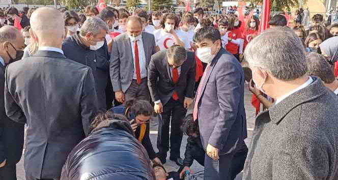 Tören alanında heyecandan baygınlık geçiren çocuğa ilk müdahaleyi doktor milletvekili yaptı