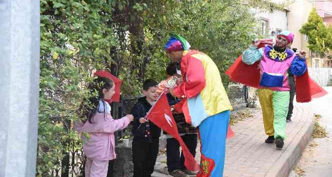 (ÖZEL) Çizgi film karakteri kostümleri giyip çocukların bayramını kutladılar