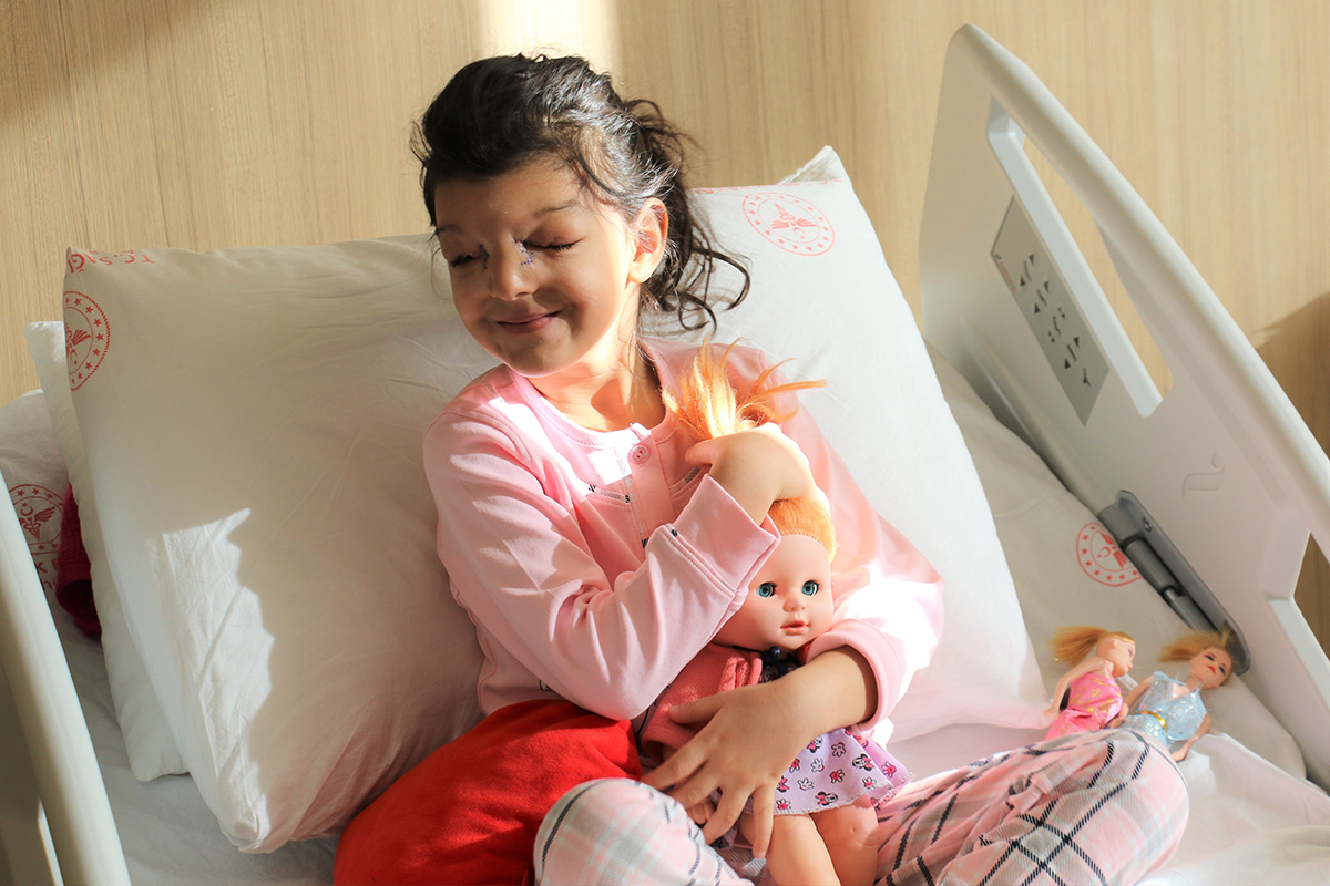 Gözlerinin arasındaki mesafe normalden daha fazla olan minik Ayşenur sağlığına kavuştu