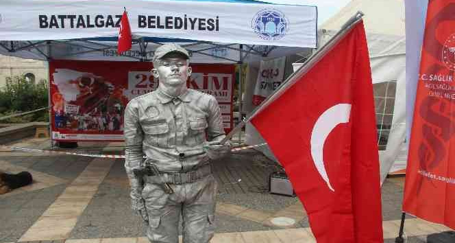 Asker selamı veren canlı heykel rekor denemesine başladı