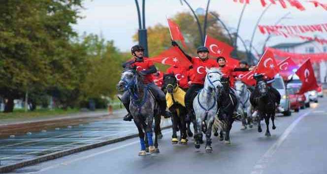 Cumhuriyet Bayramı’nda atlı kortej renkli görüntülere sahne oldu