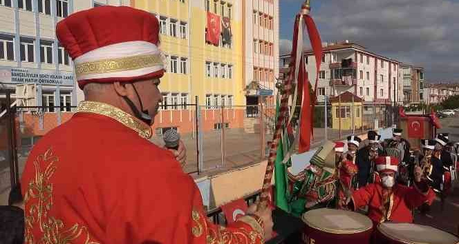 Tır üzerinde mehter takımlı "Cumhuriyet Bayramı" coşkusu