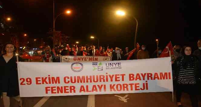 Ünye’de Cumhuriyet’in 98’inci yılında 98 fener uçuruldu