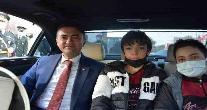 Öğrenciler, valilinin makam aracıyla şehir turu attı