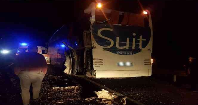 Tuğla yüklü tır, yolcu otobüsüne arkadan çarptı