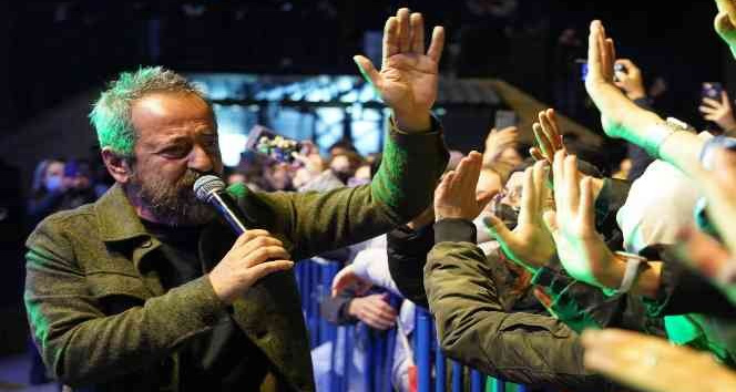Bilecik’te cumhuriyet coşkusu fener alayı ve Feridun Düzağaç konseri ile taçlandı