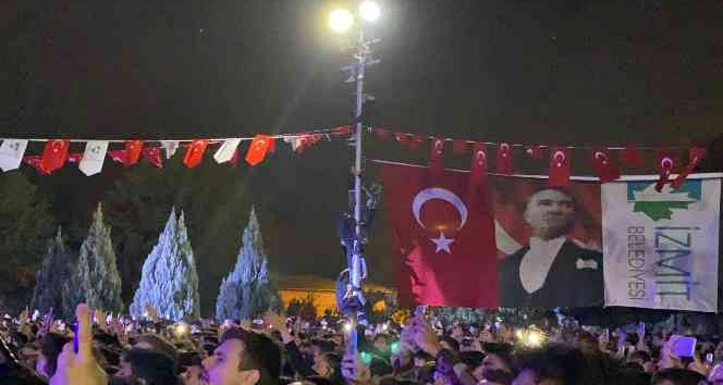 Konseri rahat izleyebilmek için canlarını hiçe saydılar