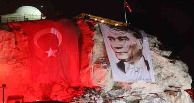 Üç güzeller 29 Ekim nedeniyle kırmızı beyaz ışıklandırıldı