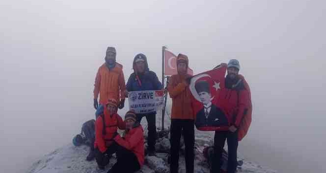 Cumhuriyet Bayramı’nda Berit Dağı’na zirve tırmanışı gerçekleştirdiler