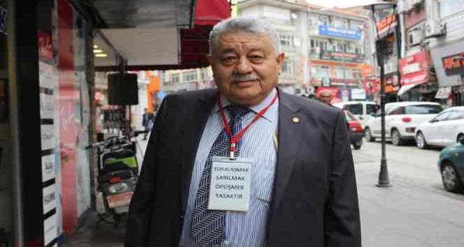 Sosyal mesafeye dikkat çekmek için "yaka kartlı" önlem almıştı: Virüse yenik düştü