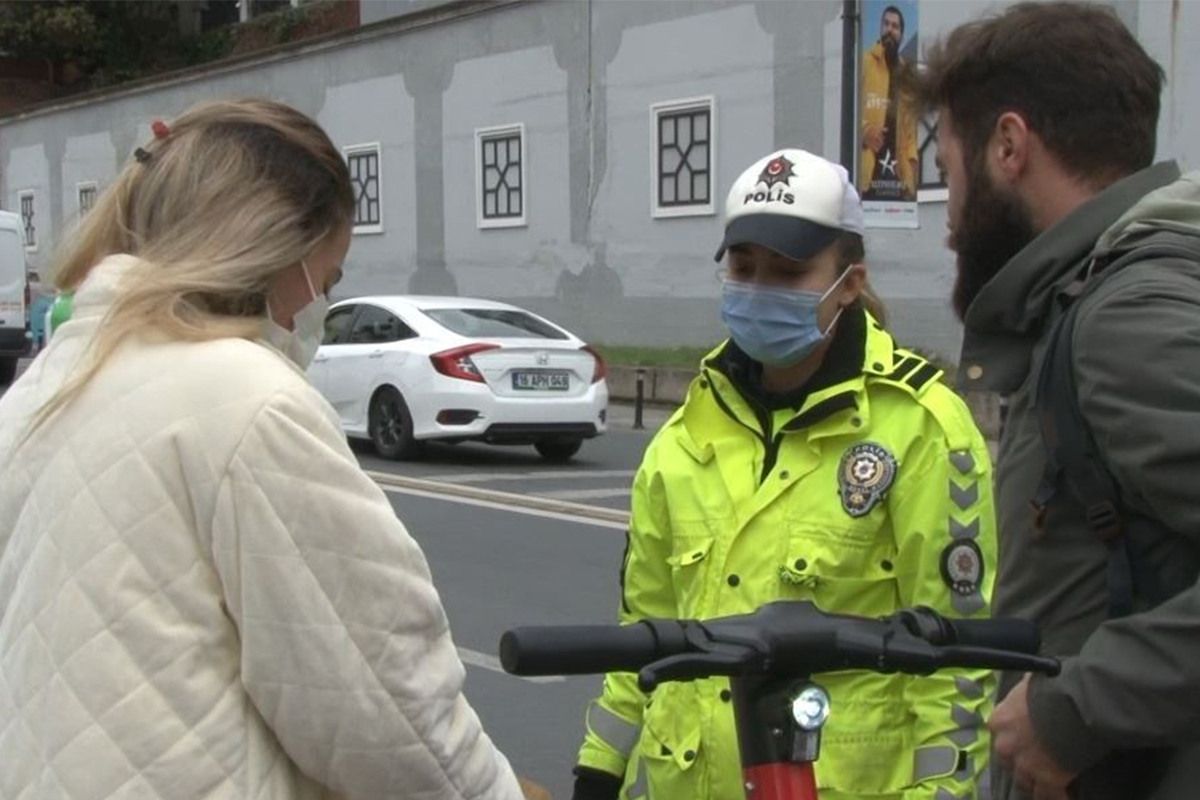 İstanbul'da elektrikli scooter denetiminde ilginç anlar