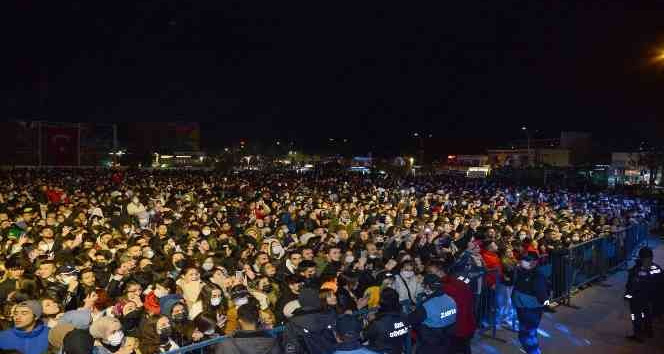 Cacabey Meydanı Cumhuriyet konseriyle doldu taştı
