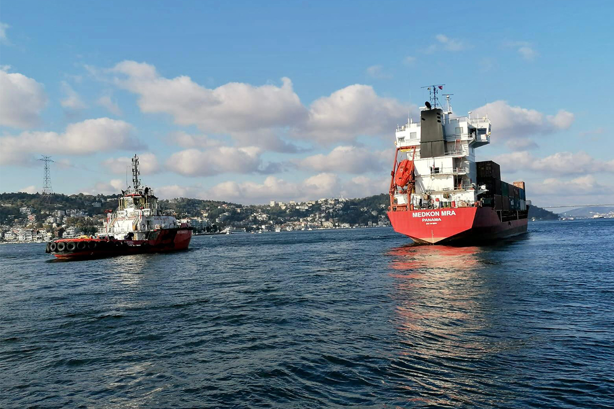 İstanbul Boğazı&#039;nda kargo gemisi sürüklendi