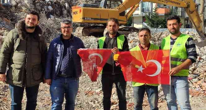 Yıkım sırasında Türk bayrağını alan iş makinesi operatörü: "Ecdadımız yere düşürmedi, biz de düşürmeyiz”