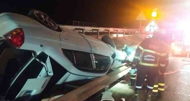 Otomobil su kanalında devrildi, sürücü yara almadan kurtuldu