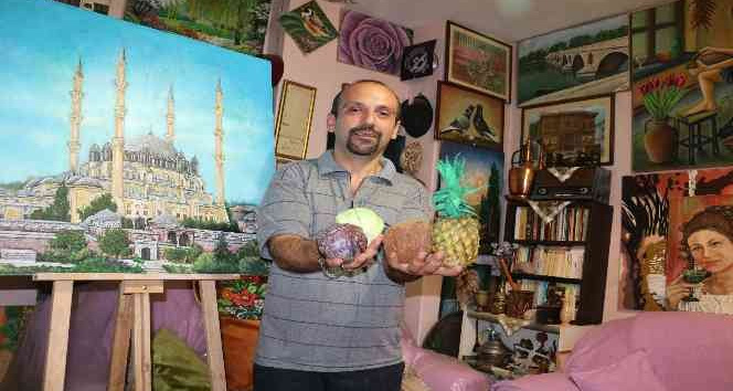 30 yıllık ressam eserleriyle odasını sergi salonuna çevirdi