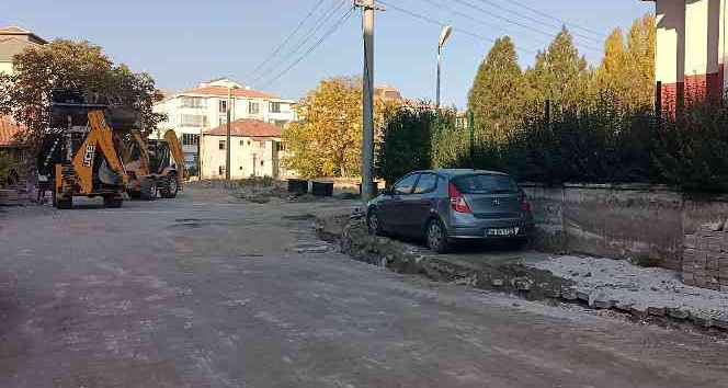 Kırşehir’de sahibine ulaşılamayan otomobil kazı alanının ortasında kaldı