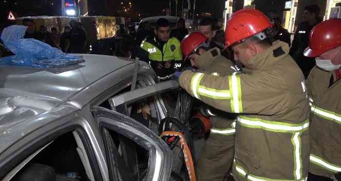 Emniyet şeridini kullanan alkollü sürücü tıra çarptı: 1’i polis, 3 yaralı
