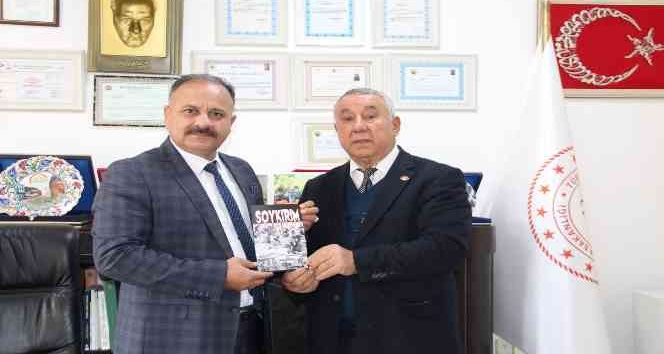 Ünsal, Soykırım kitabını Yolcu’ya hediye etti