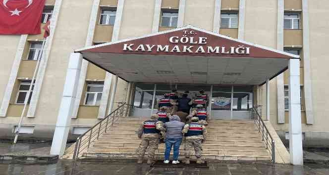 Ardahan’da 27 düzensiz göçmen yakalandı, sürücüler tutuklandı
