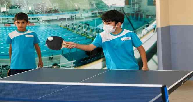 Esenyurtlu çocuklar, masa tenisi kursunda hem eğleniyor hem sosyalleşiyor