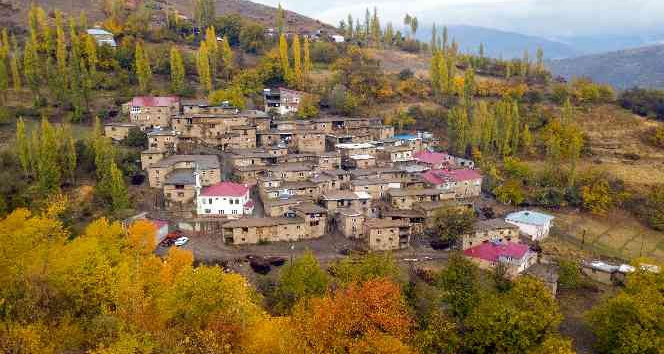 Hizan’ın taş evleri sonbaharla eşsiz manzara oluşturuyor