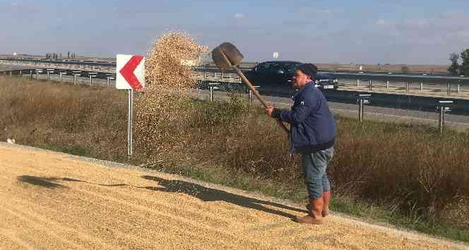 Duble yol, köylülerin çeltik kurutma sahası oldu