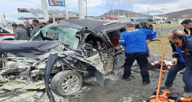 Tatvan’da otomobille kamyonet çarpıştı: 2 ölü, 6 yaralı