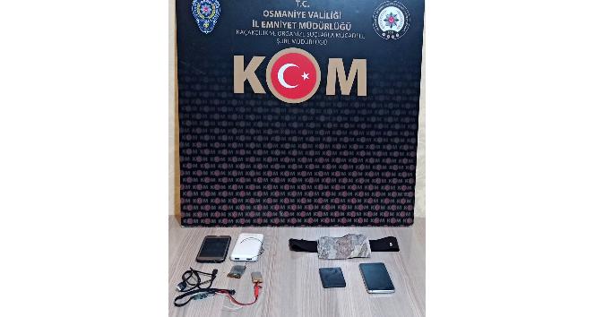 Ehliyet sınavında kamera ve kulaklıkla yakalandı