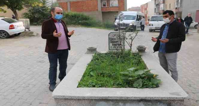 Yol ortasında ’sır mezar’ mahalleliyi ikiye böldü