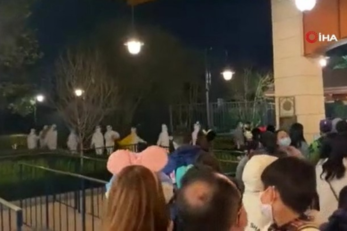 Şanghay'daki Disneyland parkında yaklaşık 34 bin kişi karantinaya alındı