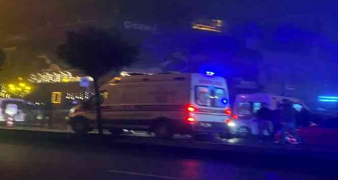 Alkollü eğlence mekanı önünde silahlı kavga: 3 yaralı