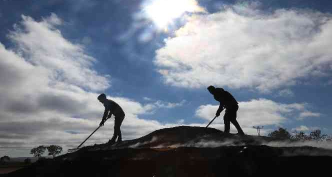 Ekmek paralarını dumanın arasında çıkartıyorlar