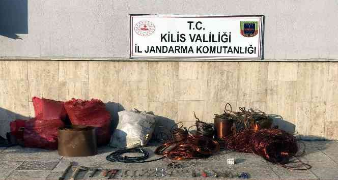 Hırsızlar jandarmadan kaçamadı