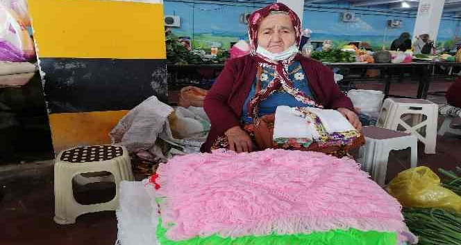 Köylü kadınlar geçimini pazarcılık yaparak sağlıyor