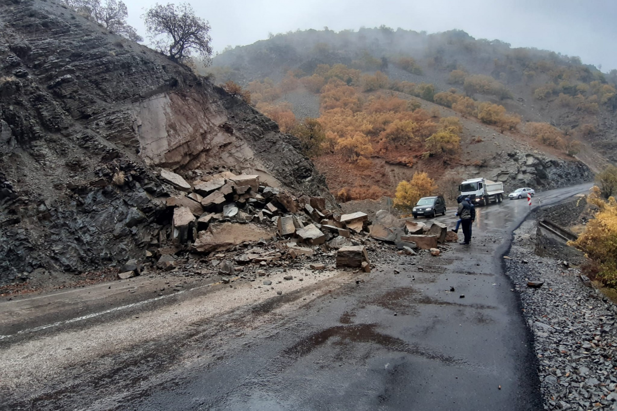 Düşen dev kaya parçaları yolu ulaşıma kapattı