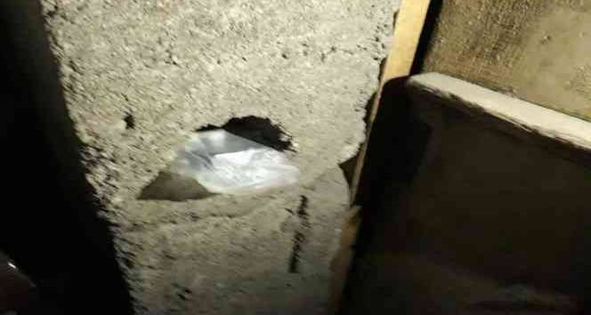 Uyuşturucu maddeyi duvardaki deliğe saklamışlar