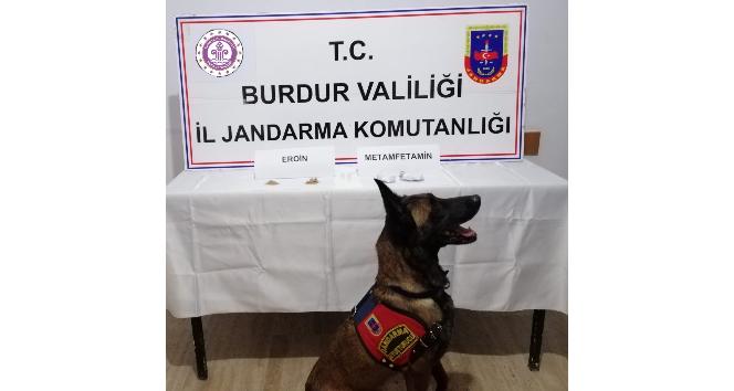 Burdur’da yol kontrol noktasında durdurulan araçta uyuşturucu maddeler ele geçirildi