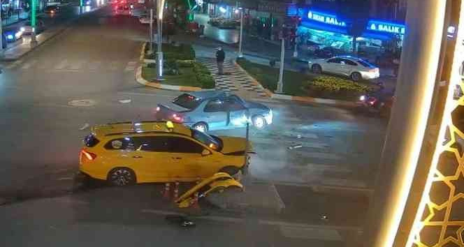 Tokat’ta kavşakta yaşanan kazalar KGYS kameralarına yansıdı