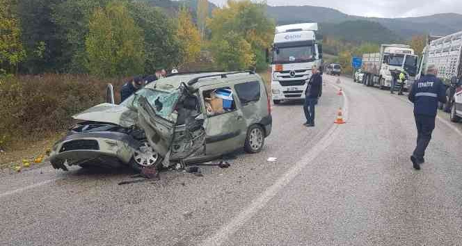 Tokat’ta tır ile hafif ticari araç çarpıştı: 1 ölü, 1 yaralı