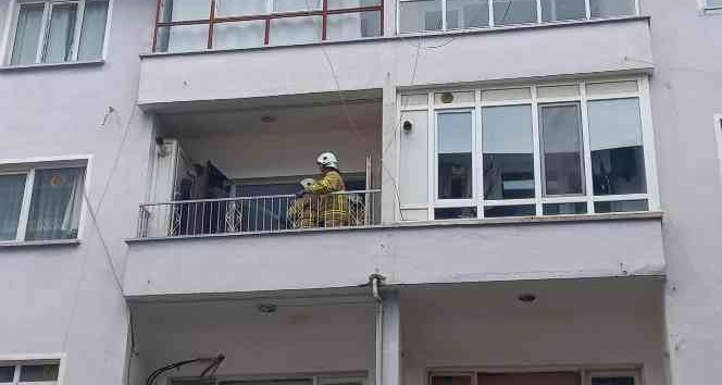 3 yaşındaki çocuk, doğal gaz kombisine dayalı kanepeyi yaktı: Vatandaşlar film izler gibi seyretti