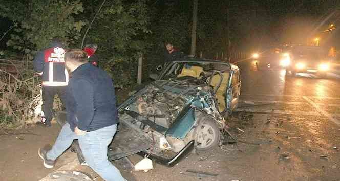 Hurdaya dönen otomobilden 2 kişi yaralı olarak kurtuldu