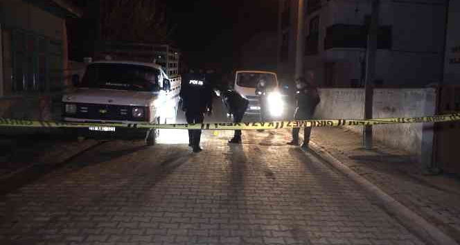 Kavga ettiği amcasını sokak ortasında tabancayla vurdu