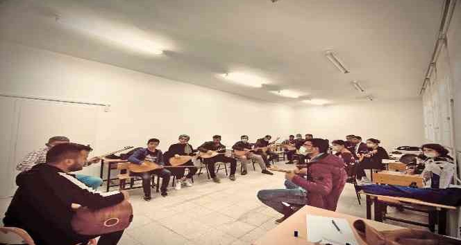 Çiçekdağı’nda halk eğitim merkezi kursları sürüyor