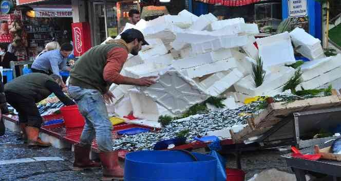 Hamsinin kilosu 5 TL’ye düştü, dakikalar içerisinde tonlarca satıldı