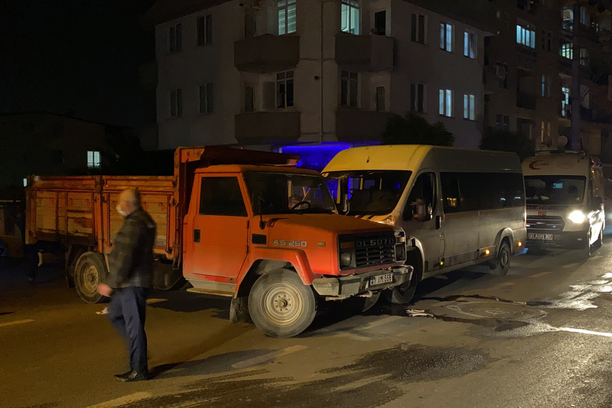 Servis minibüsü ile kamyonet çarpıştı: 7 yaralı