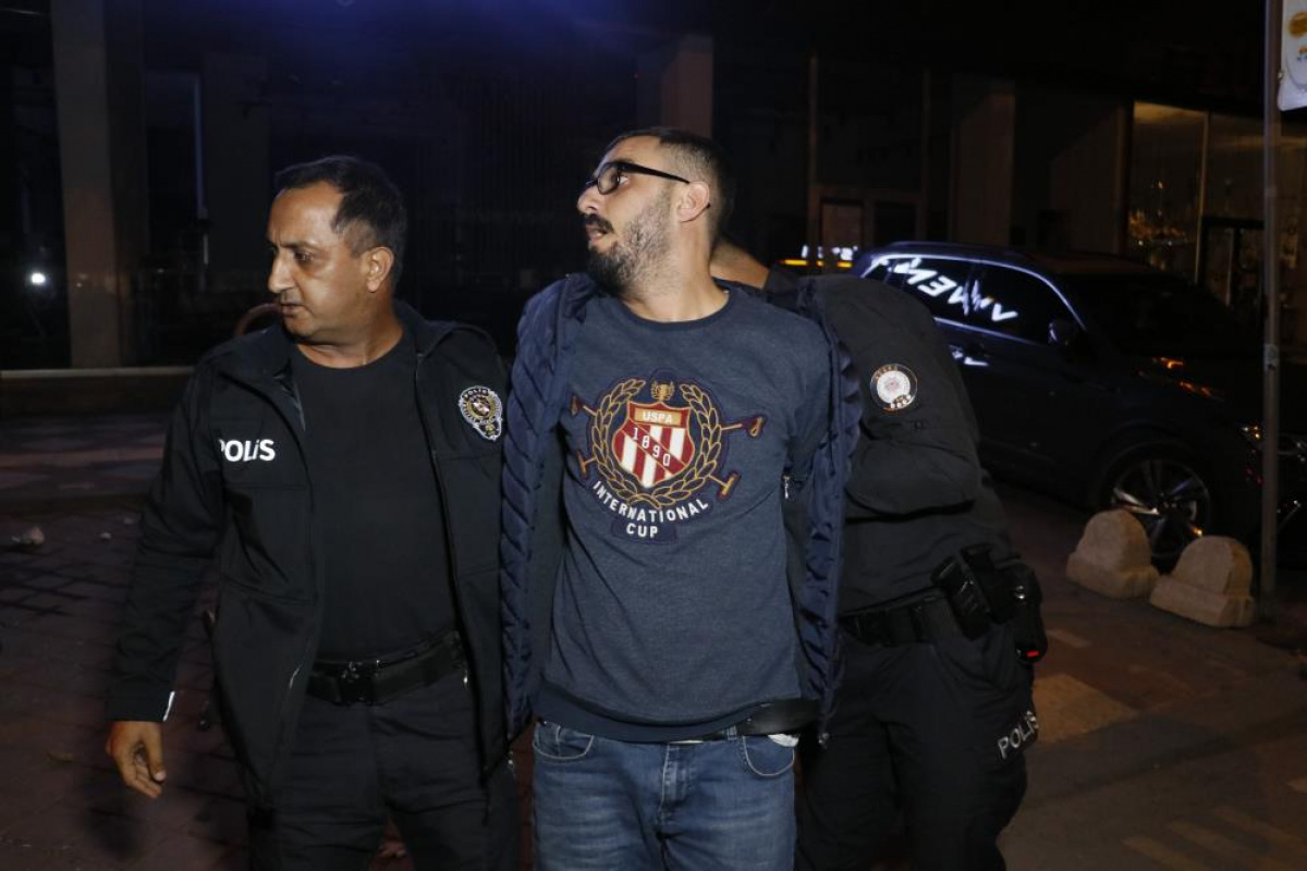 Önce polise çarptı sonra kendisini kovalayan polis otosuna çarptı, yaya olarak kaçarken yakalandı