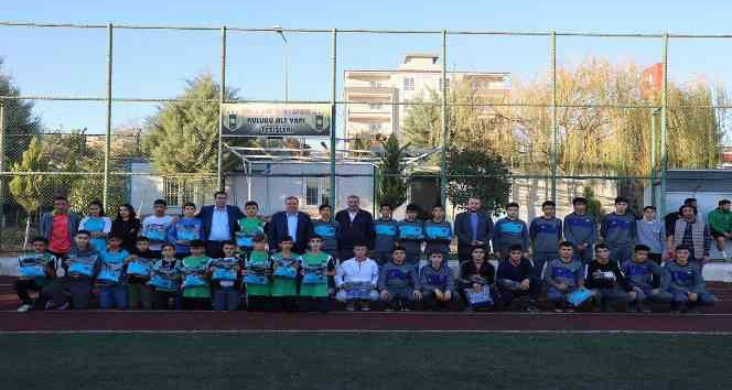 Öğrencilere eşofman hediye edildi