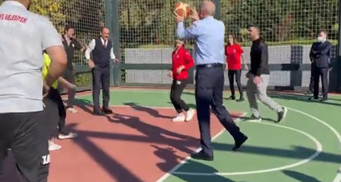 Cumhurbaşkanı Erdoğan Ümraniyede gençlerle sepet topu oynadı