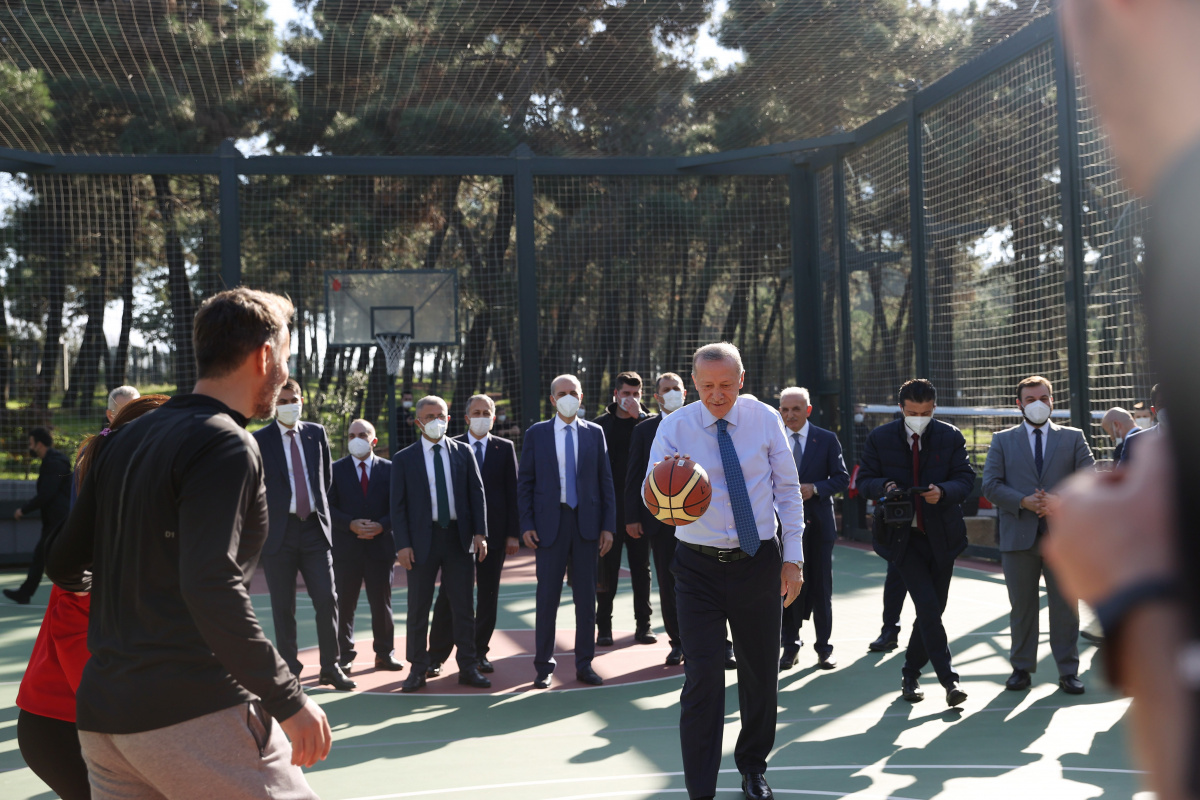 Cumhurbaşkanı Erdoğan Ümraniye'de gençlerle basketbol oynadı